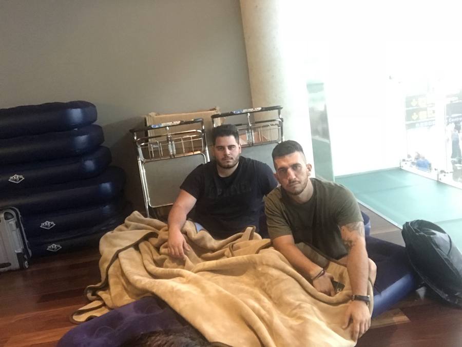 La cancelación del vuelo de Barcelona del domingo provocó una espera de 24 horas para poder volar a Granada