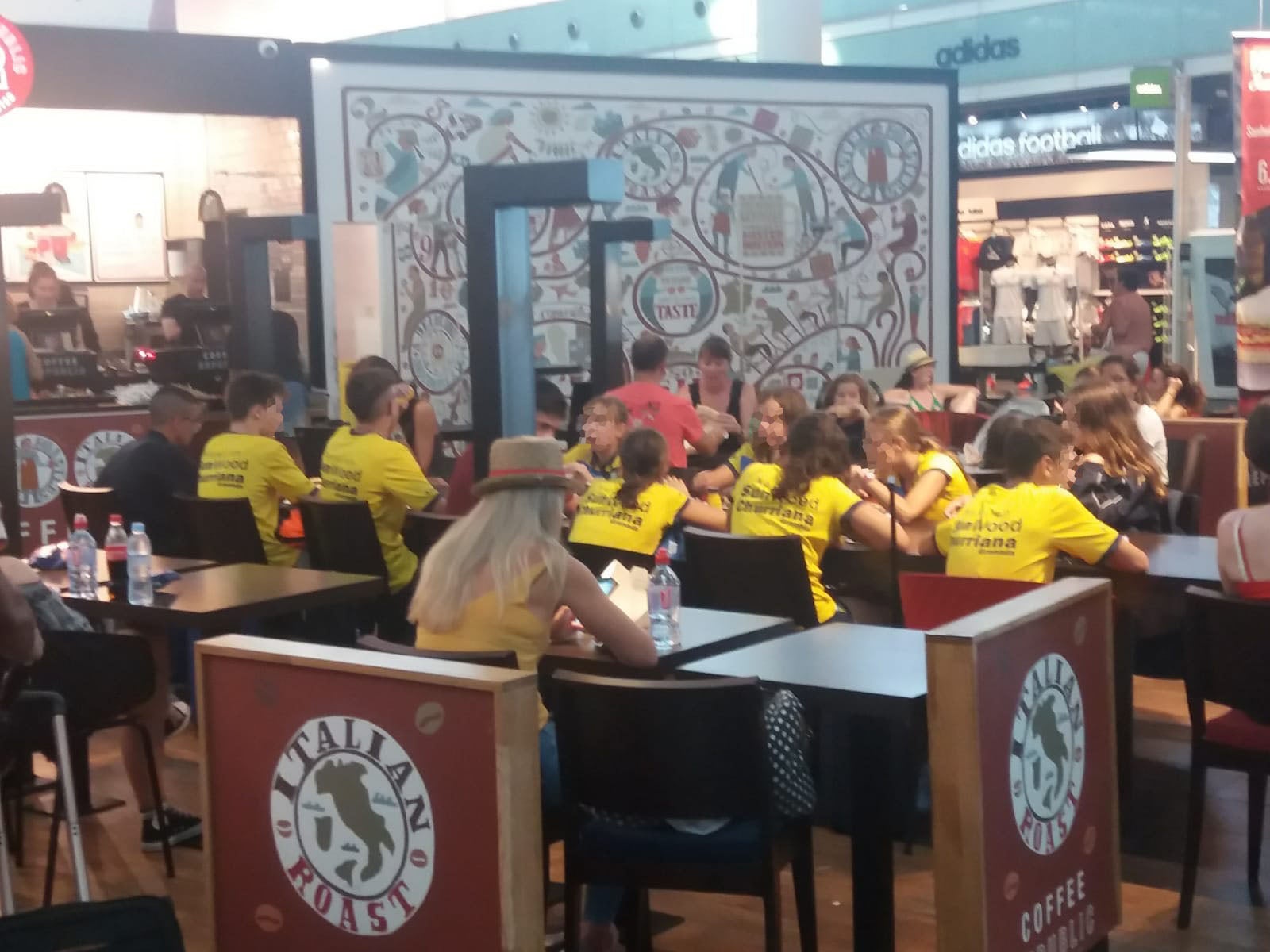 La cancelación del vuelo de Barcelona del domingo provocó una espera de 24 horas para poder volar a Granada