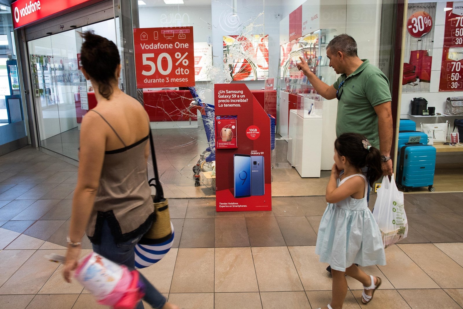 Los asaltantes sólo tardaron tres minutos en vaciar las vitrinas de los establecimientos de teléfonos de alta gama y se dieron a la fuga