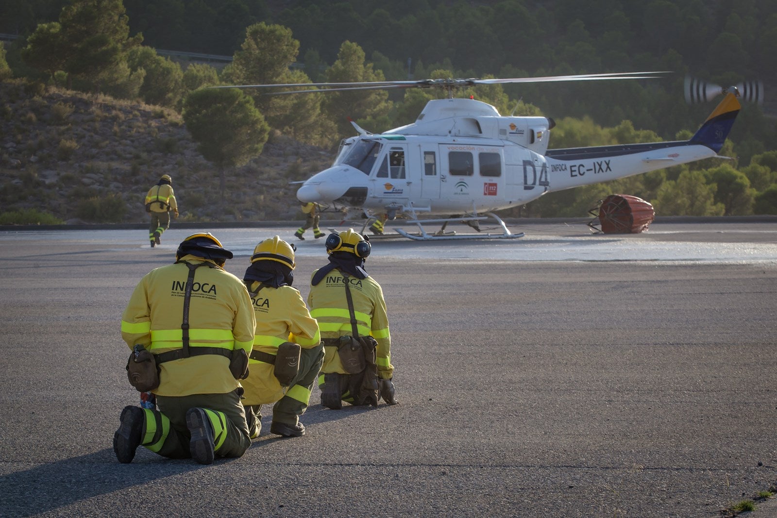 Sobrevolaron el Valle del Guadalfeo, se llevó a cabo una descarga de agua y vuelta a la base, donde esperaba el mecánico José Alonso para supervisar la aeronave y comprobar todos los parámetros