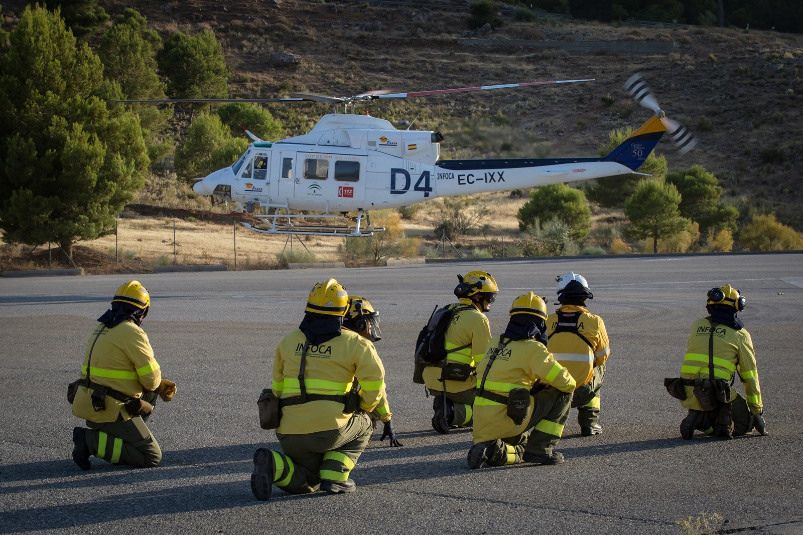 Sobrevolaron el Valle del Guadalfeo, se llevó a cabo una descarga de agua y vuelta a la base, donde esperaba el mecánico José Alonso para supervisar la aeronave y comprobar todos los parámetros