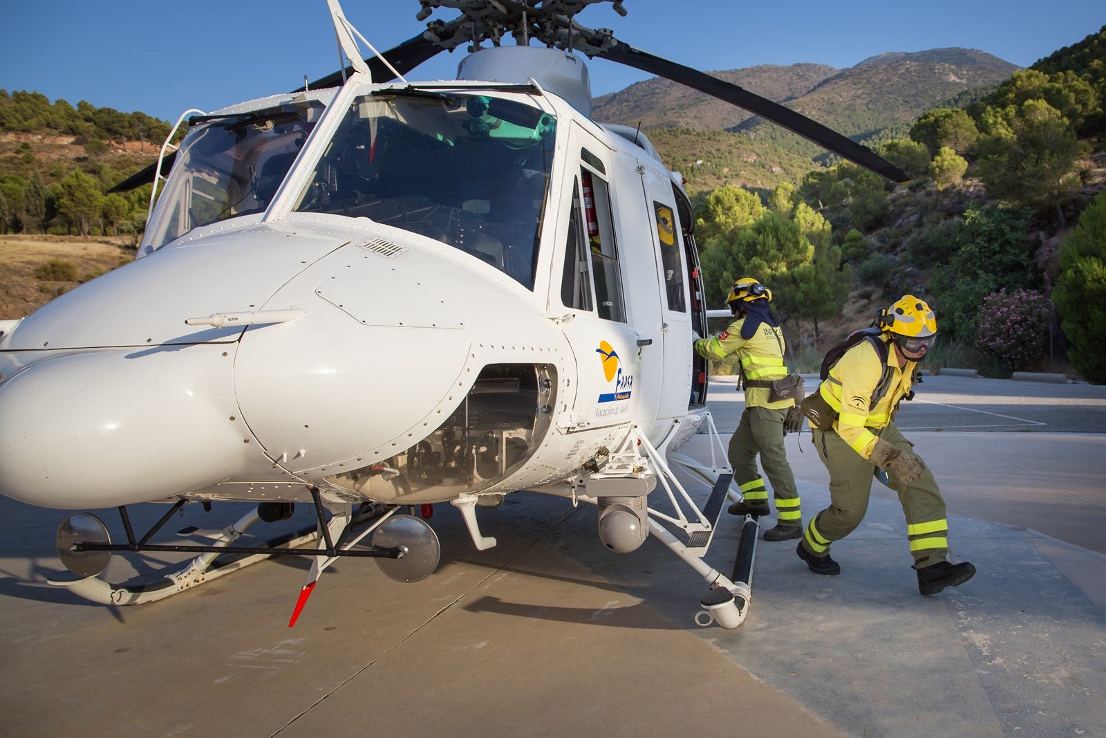 Sobrevolaron el Valle del Guadalfeo, se llevó a cabo una descarga de agua y vuelta a la base, donde esperaba el mecánico José Alonso para supervisar la aeronave y comprobar todos los parámetros