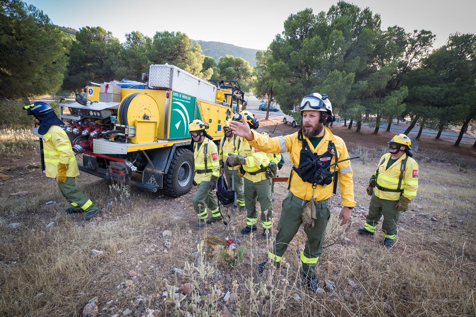 Sobrevolaron el Valle del Guadalfeo, se llevó a cabo una descarga de agua y vuelta a la base, donde esperaba el mecánico José Alonso para supervisar la aeronave y comprobar todos los parámetros