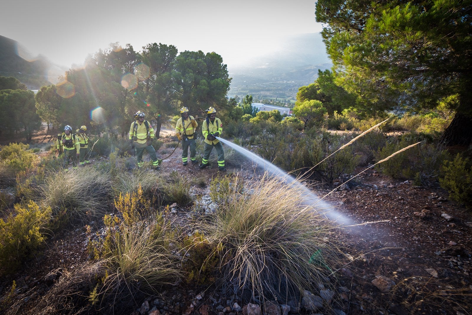 Sobrevolaron el Valle del Guadalfeo, se llevó a cabo una descarga de agua y vuelta a la base, donde esperaba el mecánico José Alonso para supervisar la aeronave y comprobar todos los parámetros