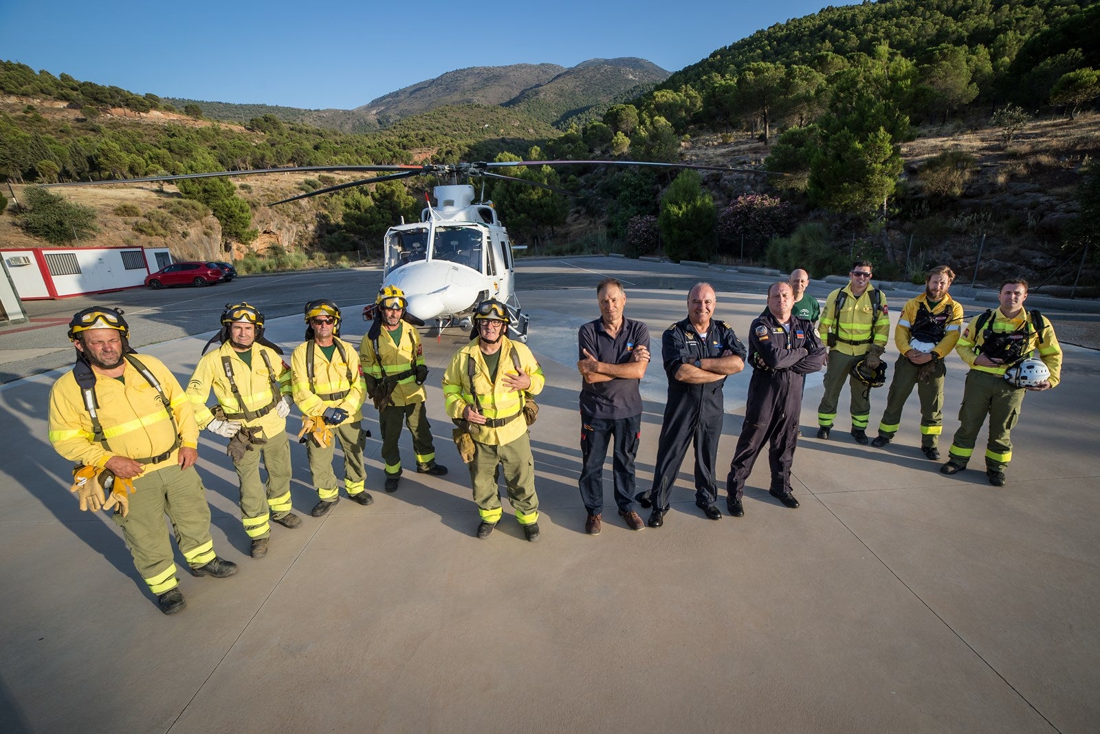 Sobrevolaron el Valle del Guadalfeo, se llevó a cabo una descarga de agua y vuelta a la base, donde esperaba el mecánico José Alonso para supervisar la aeronave y comprobar todos los parámetros