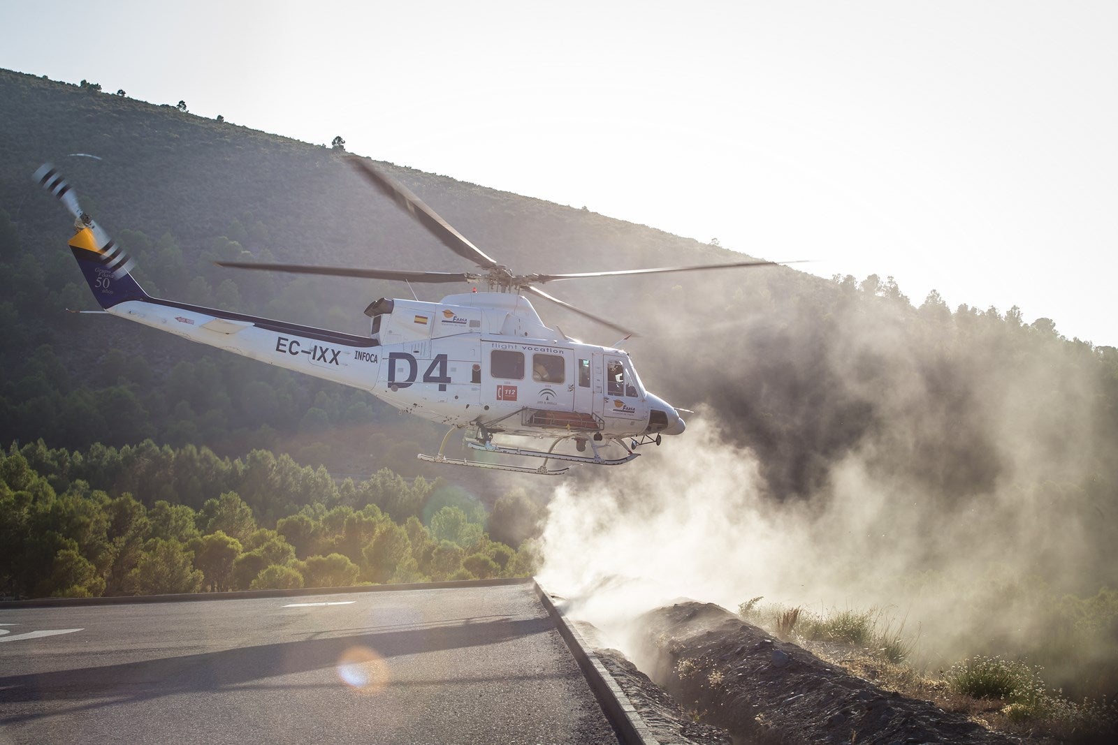 Sobrevolaron el Valle del Guadalfeo, se llevó a cabo una descarga de agua y vuelta a la base, donde esperaba el mecánico José Alonso para supervisar la aeronave y comprobar todos los parámetros