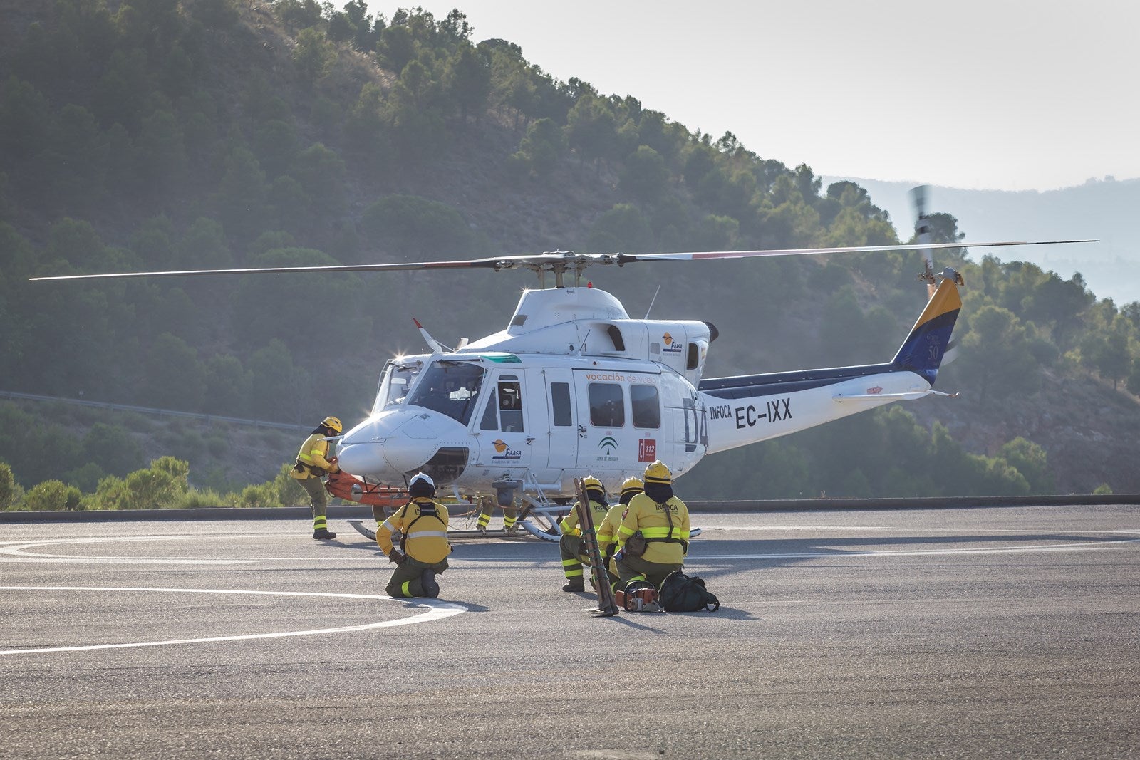 Sobrevolaron el Valle del Guadalfeo, se llevó a cabo una descarga de agua y vuelta a la base, donde esperaba el mecánico José Alonso para supervisar la aeronave y comprobar todos los parámetros