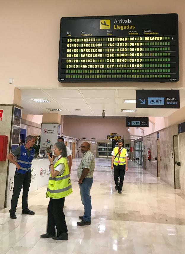 Operarios del aeropuerto Federico García Lorca en una de las últimas jornadas en las que se registraron retrasos este mes de julio.