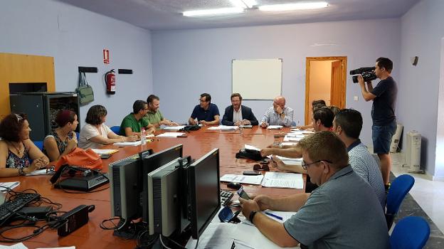 Sindicatos y grupos políticos municipales en la Mesa de Negociación celebrada ayer.