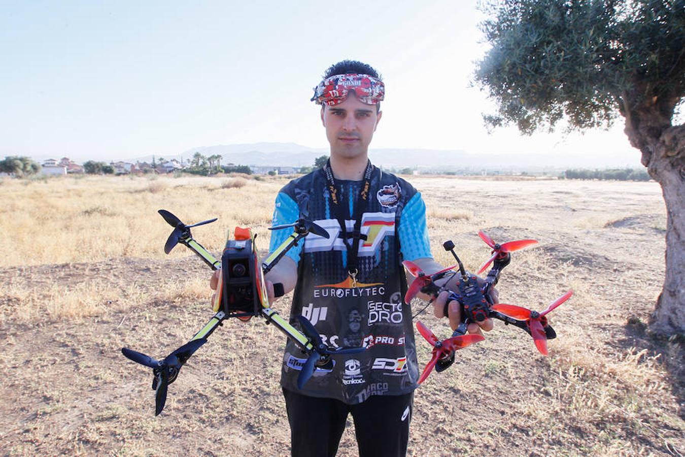 Roberto Gómez se levanta todos los días a las 6.30 de la mañana para entrenar con su robot volador. Gondi, como todos lo conocen, tiene claro cuál es su sueño: ser el mejor piloto de carreras de drones del mundo. «Mi objetivo es llegar a lo más alto», dice. Y así lo demuestra día a día con su dedicación y constancia. Este granadino de 26 años es uno de los mejores pilotos de carreras de drones de España y el único piloto de nuestra provincia que compite al más alto nivel.'Gondi' destaca sobre todo por la velocidad y la agresividad con la que compite. Verle volar es como ver un mosquito metálico y súper veloz haciendo piruetas a ras del suelo. «En una de las competiciones -recuerda- choqué con otro aspirante; yo conseguí recuperarme y continuar. El otro, sin embargo, se quedó destrozado. Eso es lo que pasa si te metes con Gondi», bromea. Hace solo unas semanas que participó en su última carrera, «fui considerado el piloto más rápido de la competición»
