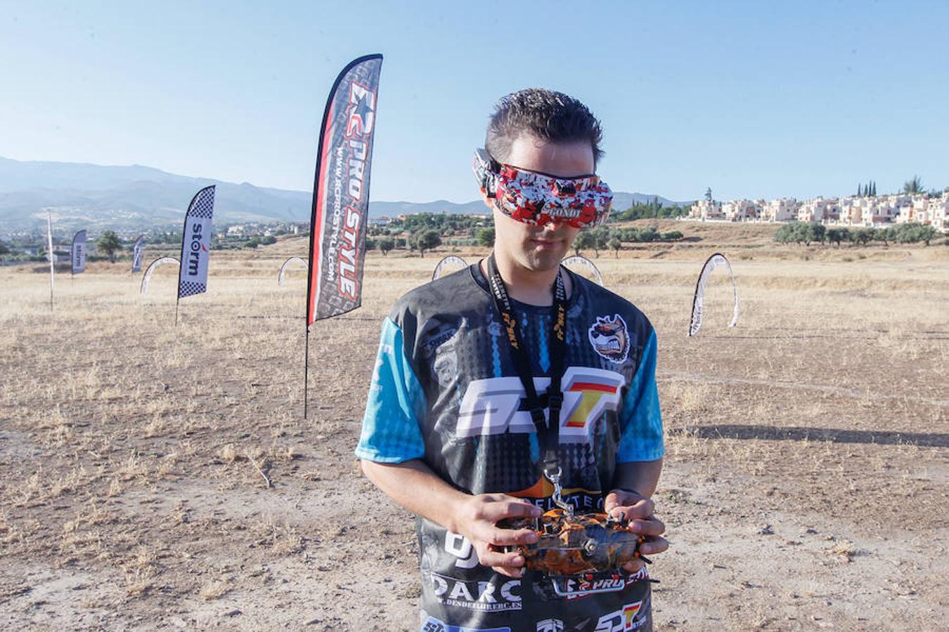 Roberto Gómez se levanta todos los días a las 6.30 de la mañana para entrenar con su robot volador. Gondi, como todos lo conocen, tiene claro cuál es su sueño: ser el mejor piloto de carreras de drones del mundo. «Mi objetivo es llegar a lo más alto», dice. Y así lo demuestra día a día con su dedicación y constancia. Este granadino de 26 años es uno de los mejores pilotos de carreras de drones de España y el único piloto de nuestra provincia que compite al más alto nivel.'Gondi' destaca sobre todo por la velocidad y la agresividad con la que compite. Verle volar es como ver un mosquito metálico y súper veloz haciendo piruetas a ras del suelo. «En una de las competiciones -recuerda- choqué con otro aspirante; yo conseguí recuperarme y continuar. El otro, sin embargo, se quedó destrozado. Eso es lo que pasa si te metes con Gondi», bromea. Hace solo unas semanas que participó en su última carrera, «fui considerado el piloto más rápido de la competición»