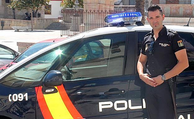 Manuel Martín, junto a su coche patrulla, en Antequera, donde lleva destinado ocho años. 