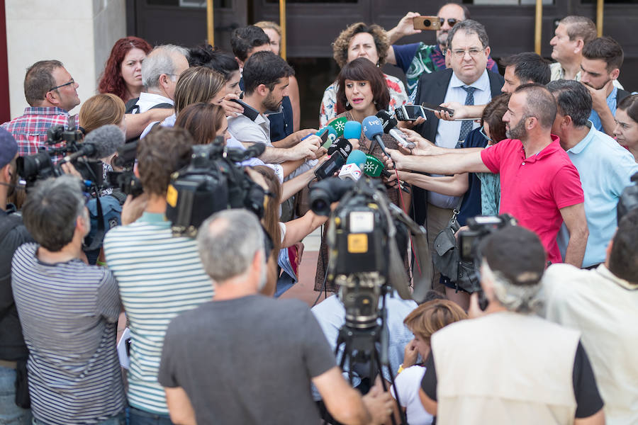 Juana habla con los medios de comunicación a las puertas de los juzgados. La Fiscalía sumó un delito más, el de desobeciencia, a los cargos de sustracción de menores. Su abogado solicitó su absoluición al entender que Rivas actuó de forma «errónea» por estar «mal asesorada».  18 de julio de 2018 