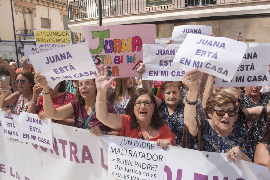 Juana está en paradero desconocido con sus hijos desde el 26 de julio y los vecinos de Maracena se moviliza en su apoyo. Comienza la campaña «Juana está en mi casa».  28 de julio de 2017