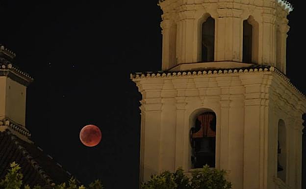 Así se ha visto desde Granada el eclispse lunar 