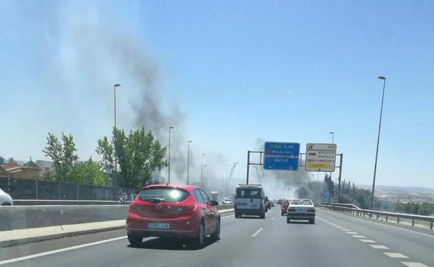 Los Bomberos de Granada apagan un incendio de matojos junto a la Circunvalación