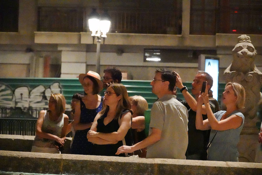 Los granadinos asisten expectantes a la 'Luna de Sangre'