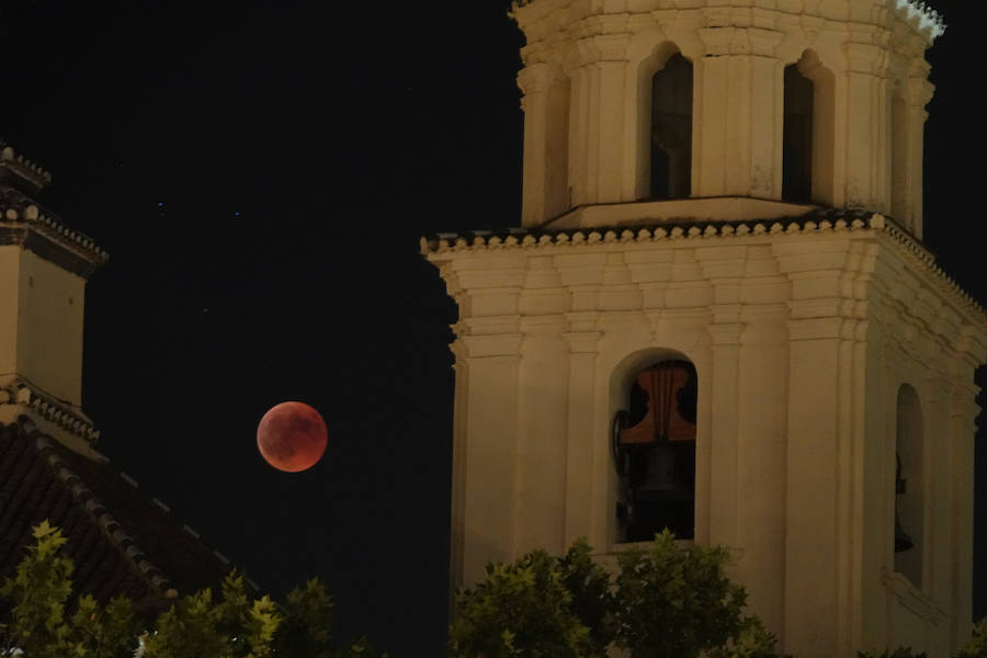 Los granadinos asisten expectantes a la 'Luna de Sangre'