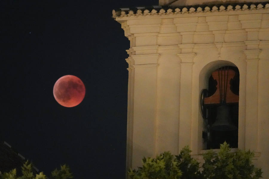Los granadinos asisten expectantes a la 'Luna de Sangre'