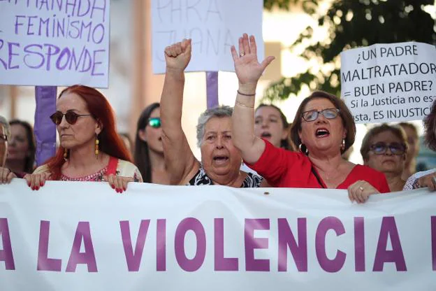 Concentración frente al antiguo ayuntamiento de Maracena.
