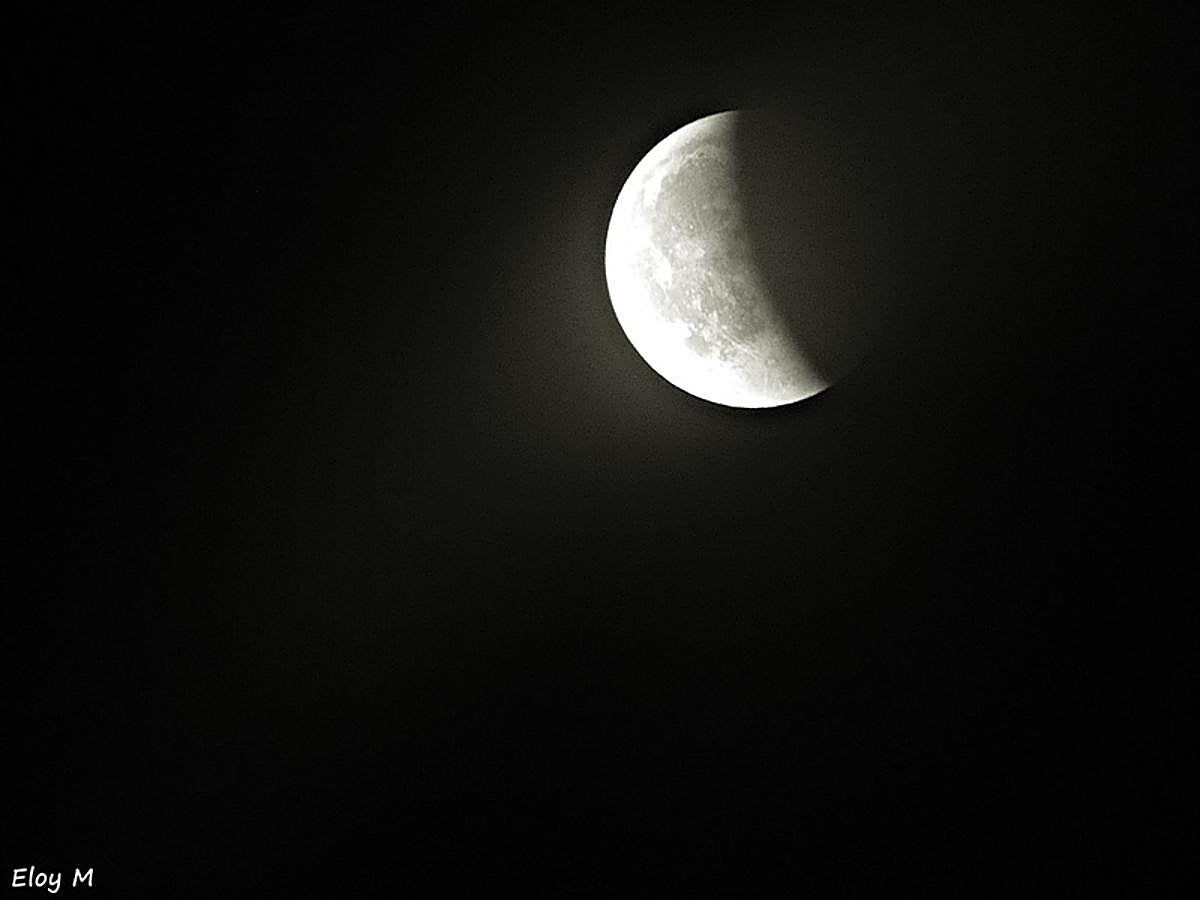 Los granadinos asisten expectantes a la 'Luna de Sangre'