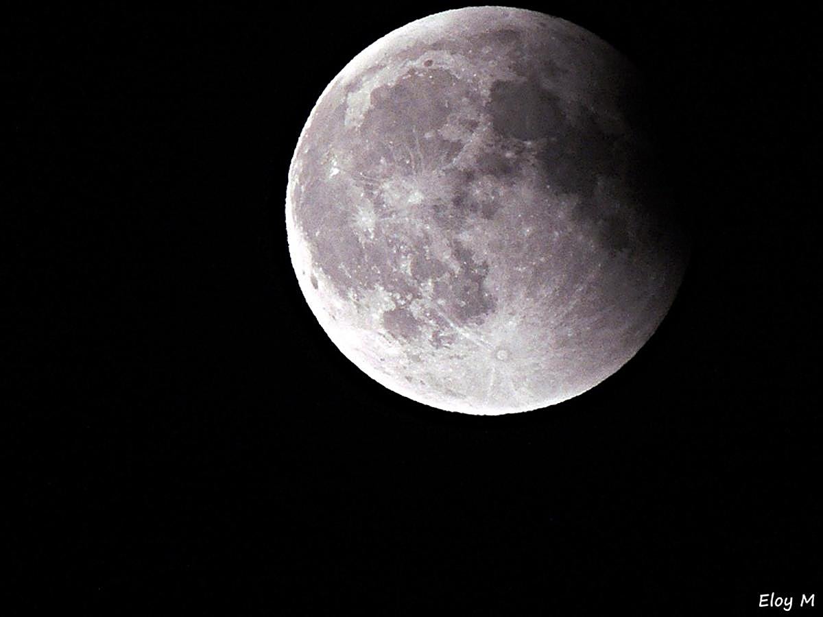 Los granadinos asisten expectantes a la 'Luna de Sangre'