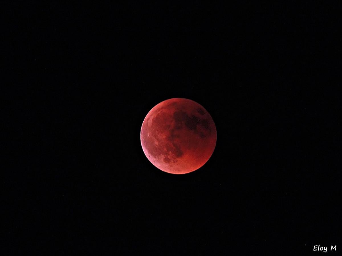 Los granadinos asisten expectantes a la 'Luna de Sangre'