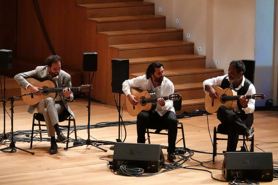 Diego 'El Cigala' demostró su poderío ante un auditorio Manuel de Falla abarrotado, como plato fuerte del Festival de la Guitarra de Granada