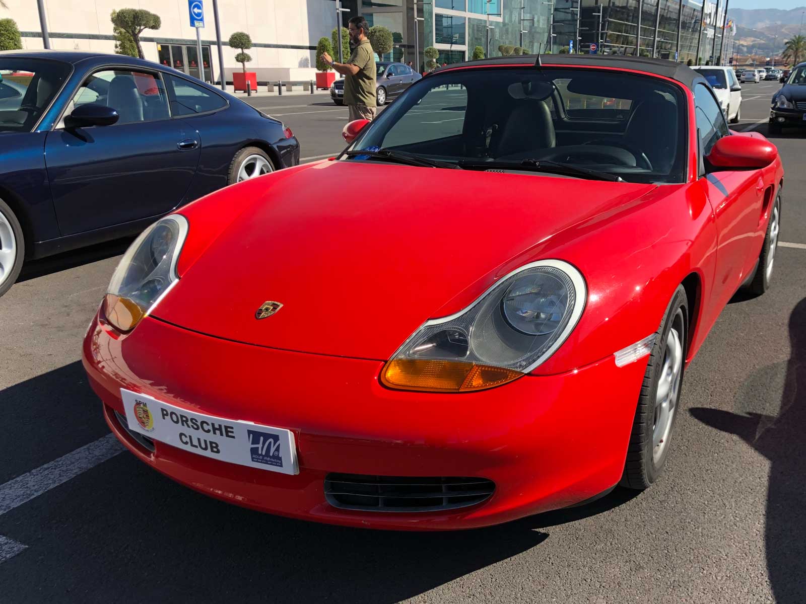 El CLub Porsche Granada se ha reunido este sábado en el Centro Comercial Nevada para mostrar sus vehículos a los amantes del motor de la ciudad