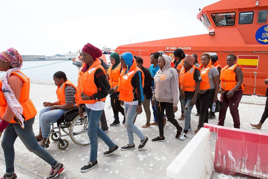 Mujeres inmigrantes de una de las últimas pateras rescatadas, a su llegada al puerto de Motril. 