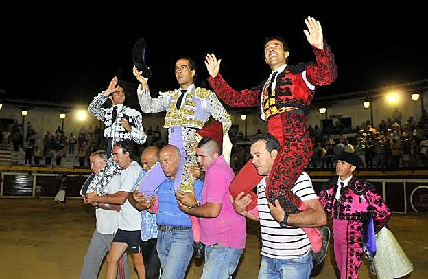 Fandiño, a hombros en la corrida de toros de Sabiote en 2016.