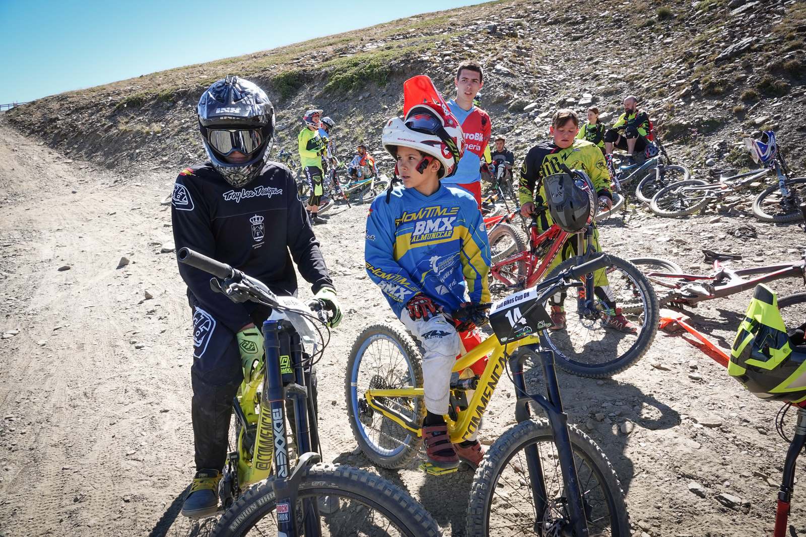 El piloto motrileño, que este año ha disputado dos descensos de Copa del Mundo, se sube a lo más alto del podio del Descenso MTB Bull Bikes junto a Moisés Navarrete y Carlos Haro. Zoe Zamora repite el triunfo del año pasado por delante de su hermana Kira y de Violeta Benítez