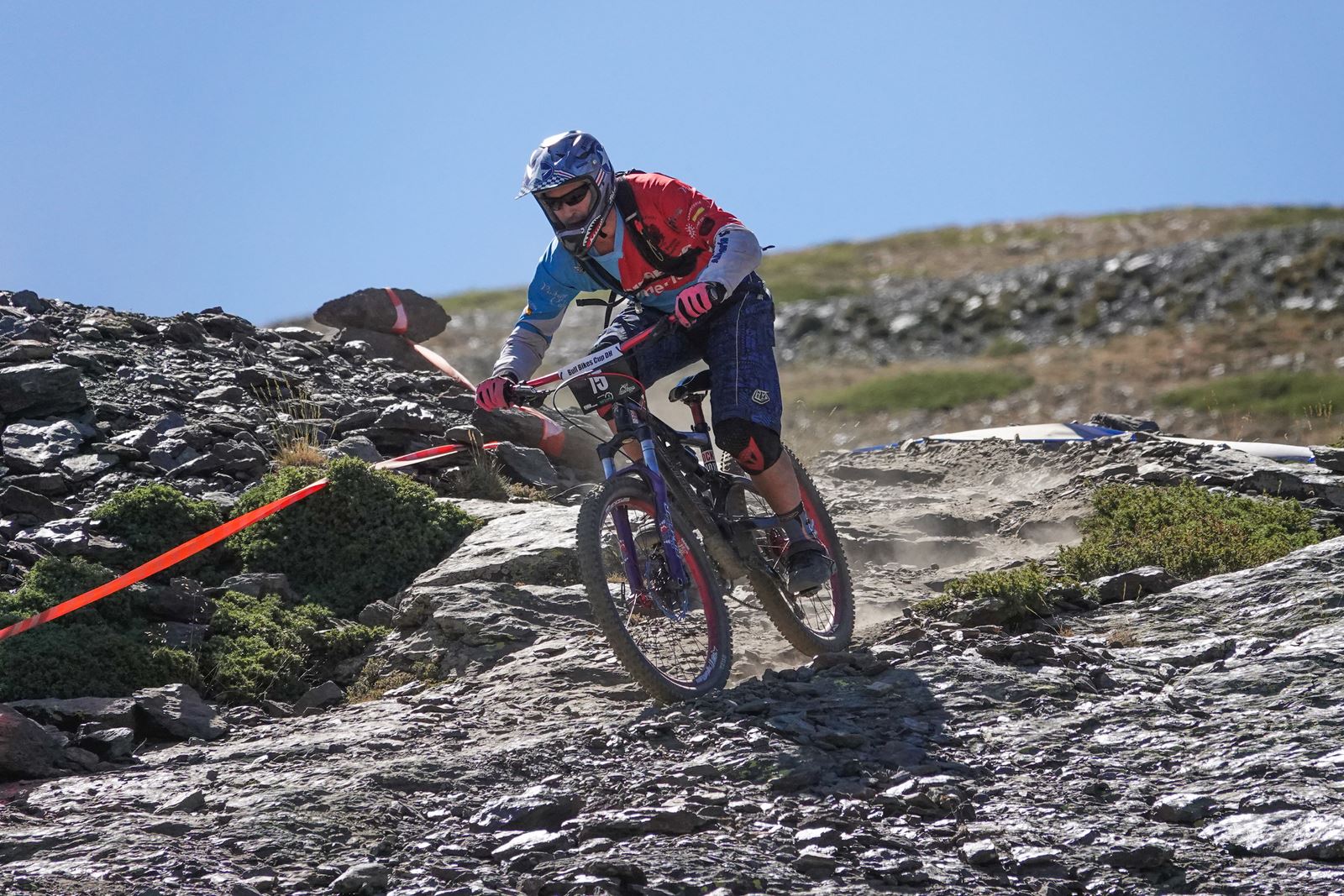 El piloto motrileño, que este año ha disputado dos descensos de Copa del Mundo, se sube a lo más alto del podio del Descenso MTB Bull Bikes junto a Moisés Navarrete y Carlos Haro. Zoe Zamora repite el triunfo del año pasado por delante de su hermana Kira y de Violeta Benítez