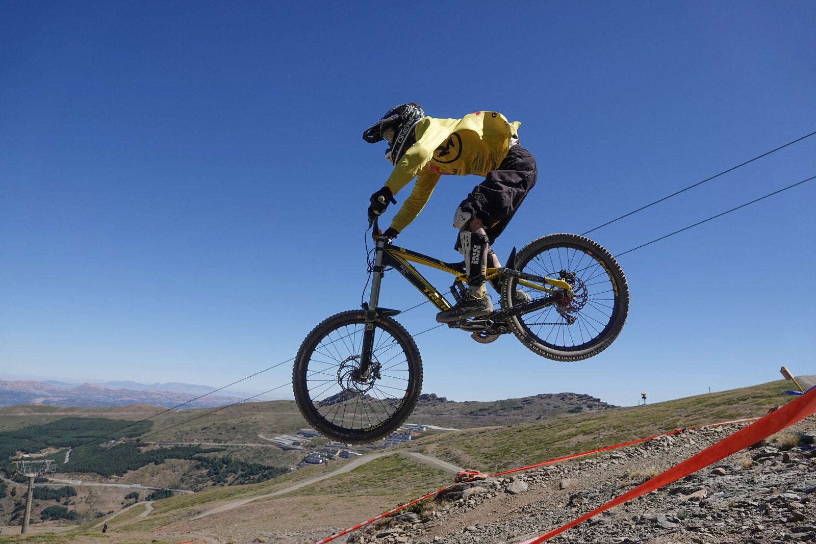 El piloto motrileño, que este año ha disputado dos descensos de Copa del Mundo, se sube a lo más alto del podio del Descenso MTB Bull Bikes junto a Moisés Navarrete y Carlos Haro. Zoe Zamora repite el triunfo del año pasado por delante de su hermana Kira y de Violeta Benítez