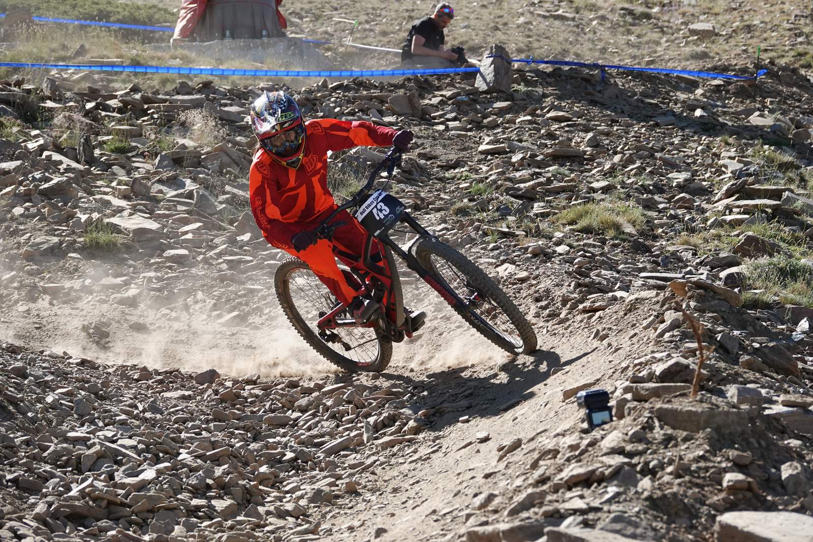 El piloto motrileño, que este año ha disputado dos descensos de Copa del Mundo, se sube a lo más alto del podio del Descenso MTB Bull Bikes junto a Moisés Navarrete y Carlos Haro. Zoe Zamora repite el triunfo del año pasado por delante de su hermana Kira y de Violeta Benítez