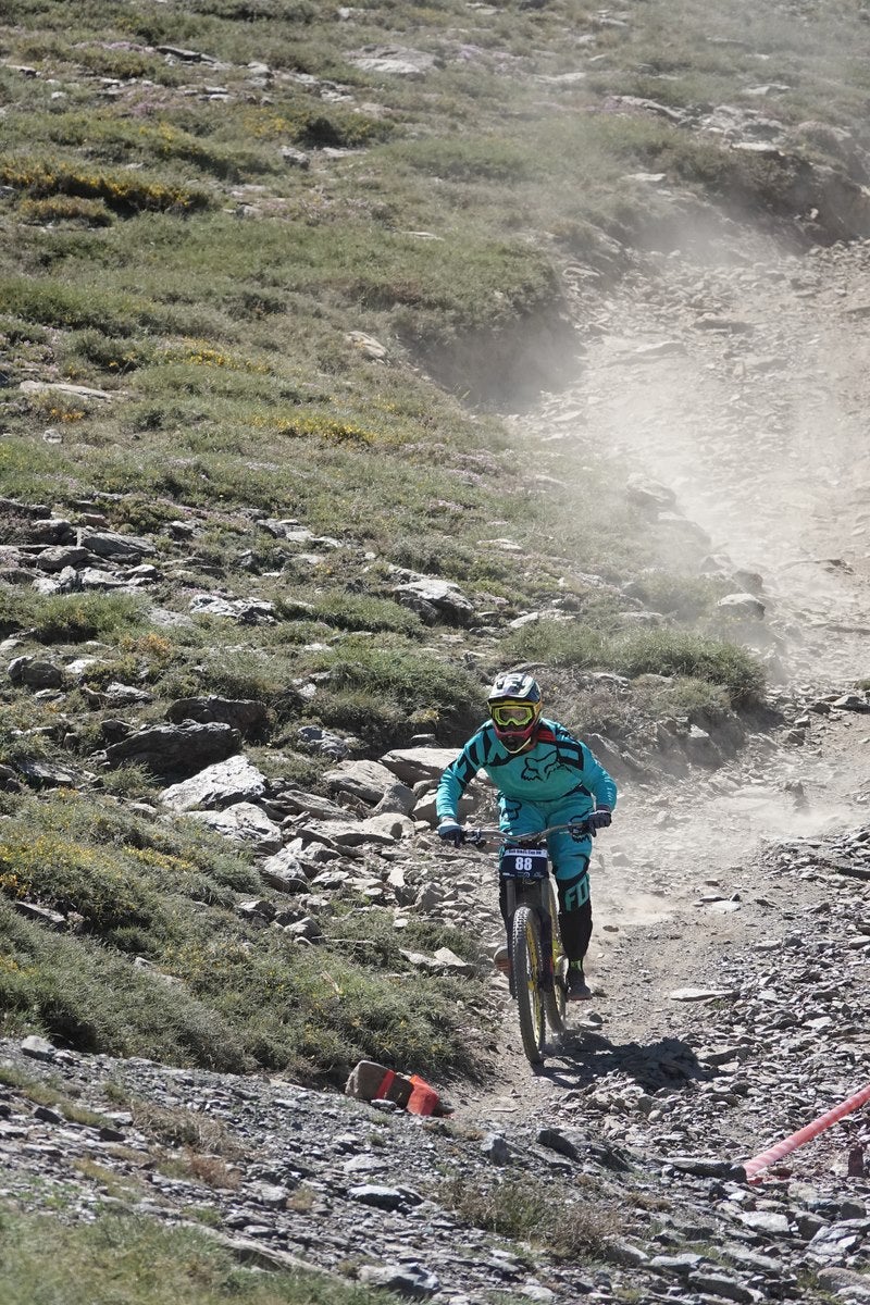 El piloto motrileño, que este año ha disputado dos descensos de Copa del Mundo, se sube a lo más alto del podio del Descenso MTB Bull Bikes junto a Moisés Navarrete y Carlos Haro. Zoe Zamora repite el triunfo del año pasado por delante de su hermana Kira y de Violeta Benítez