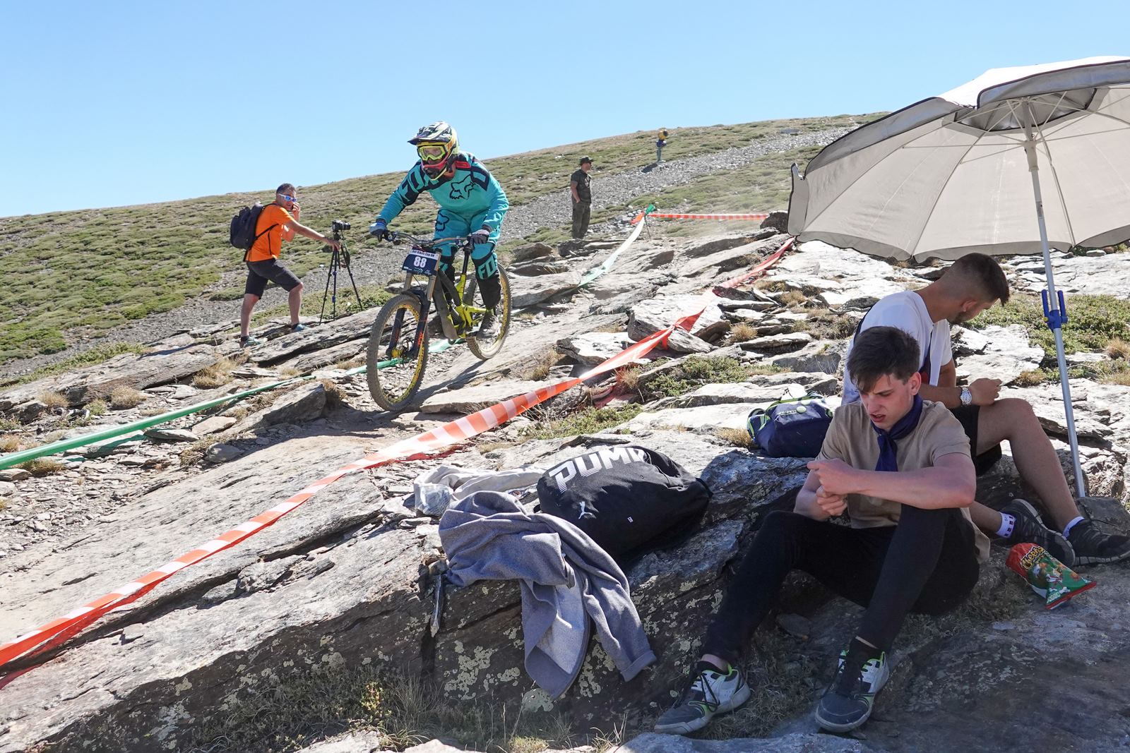 El piloto motrileño, que este año ha disputado dos descensos de Copa del Mundo, se sube a lo más alto del podio del Descenso MTB Bull Bikes junto a Moisés Navarrete y Carlos Haro. Zoe Zamora repite el triunfo del año pasado por delante de su hermana Kira y de Violeta Benítez