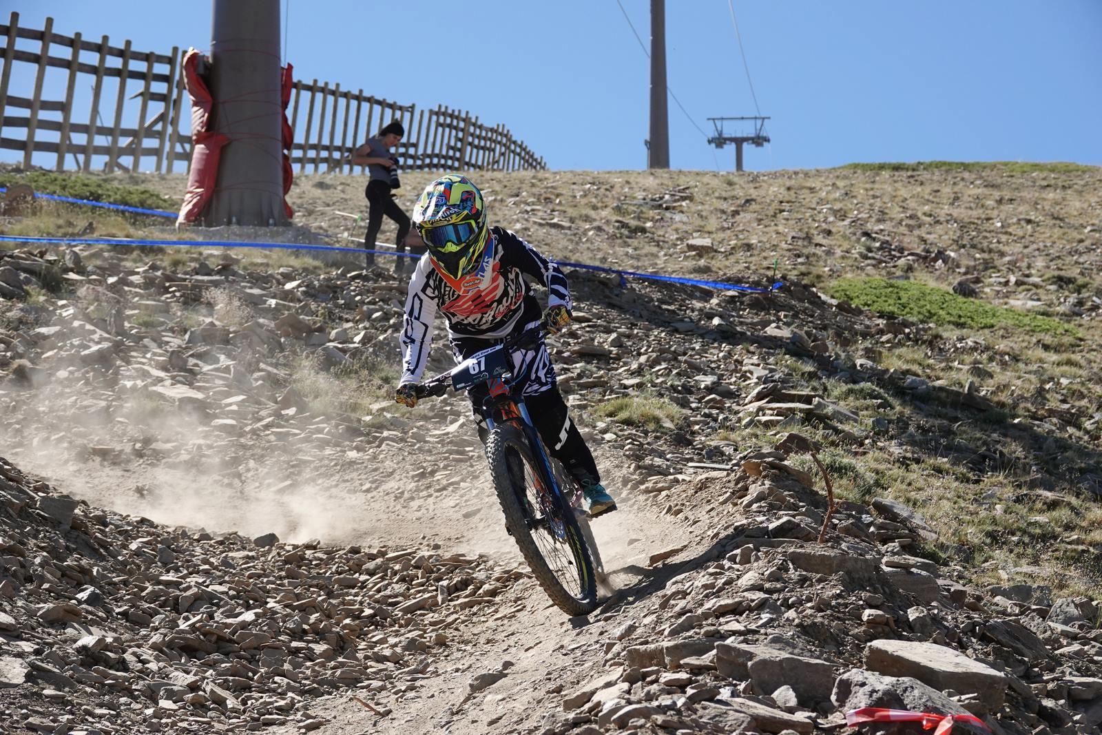 El piloto motrileño, que este año ha disputado dos descensos de Copa del Mundo, se sube a lo más alto del podio del Descenso MTB Bull Bikes junto a Moisés Navarrete y Carlos Haro. Zoe Zamora repite el triunfo del año pasado por delante de su hermana Kira y de Violeta Benítez