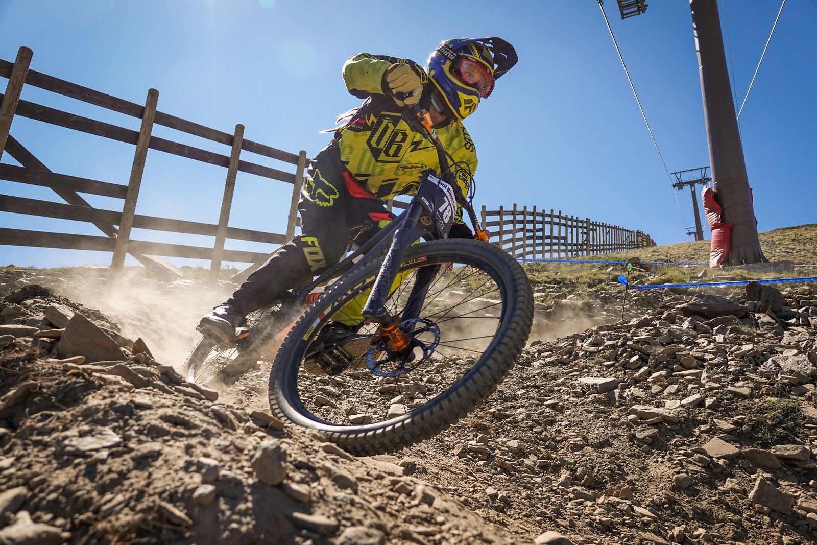 El piloto motrileño, que este año ha disputado dos descensos de Copa del Mundo, se sube a lo más alto del podio del Descenso MTB Bull Bikes junto a Moisés Navarrete y Carlos Haro. Zoe Zamora repite el triunfo del año pasado por delante de su hermana Kira y de Violeta Benítez