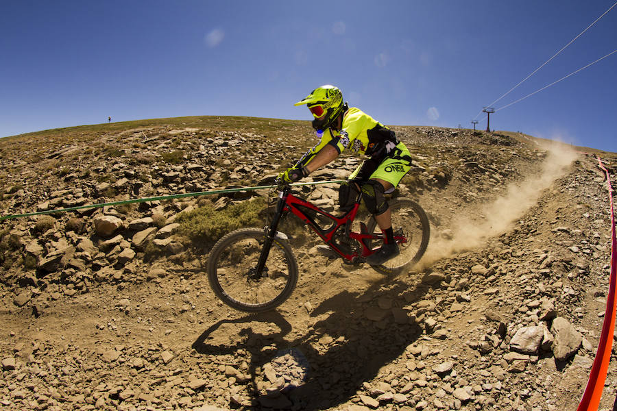 El piloto motrileño, que este año ha disputado dos descensos de Copa del Mundo, se sube a lo más alto del podio del Descenso MTB Bull Bikes junto a Moisés Navarrete y Carlos Haro. Zoe Zamora repite el triunfo del año pasado por delante de su hermana Kira y de Violeta Benítez