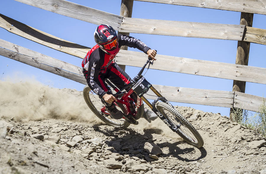 El piloto motrileño, que este año ha disputado dos descensos de Copa del Mundo, se sube a lo más alto del podio del Descenso MTB Bull Bikes junto a Moisés Navarrete y Carlos Haro. Zoe Zamora repite el triunfo del año pasado por delante de su hermana Kira y de Violeta Benítez