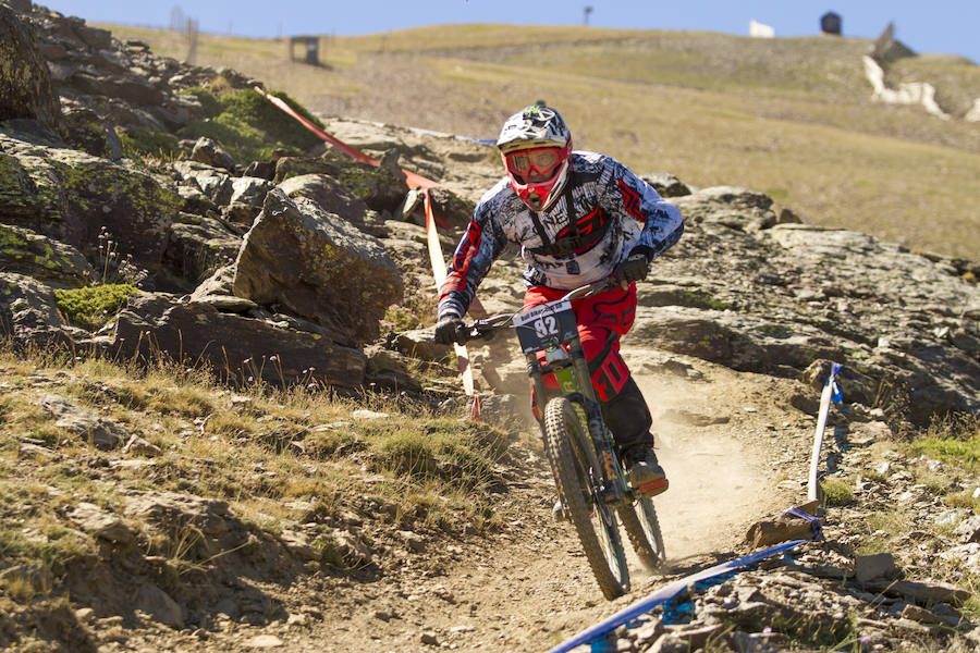 El piloto motrileño, que este año ha disputado dos descensos de Copa del Mundo, se sube a lo más alto del podio del Descenso MTB Bull Bikes junto a Moisés Navarrete y Carlos Haro. Zoe Zamora repite el triunfo del año pasado por delante de su hermana Kira y de Violeta Benítez