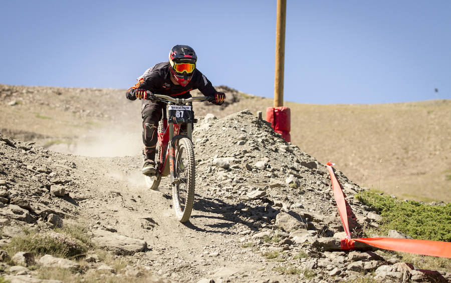 El piloto motrileño, que este año ha disputado dos descensos de Copa del Mundo, se sube a lo más alto del podio del Descenso MTB Bull Bikes junto a Moisés Navarrete y Carlos Haro. Zoe Zamora repite el triunfo del año pasado por delante de su hermana Kira y de Violeta Benítez