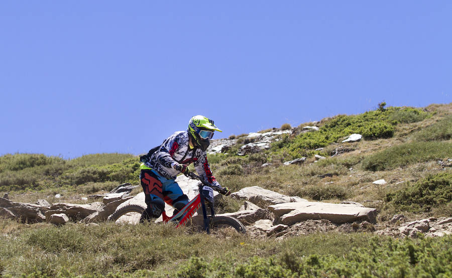 El piloto motrileño, que este año ha disputado dos descensos de Copa del Mundo, se sube a lo más alto del podio del Descenso MTB Bull Bikes junto a Moisés Navarrete y Carlos Haro. Zoe Zamora repite el triunfo del año pasado por delante de su hermana Kira y de Violeta Benítez