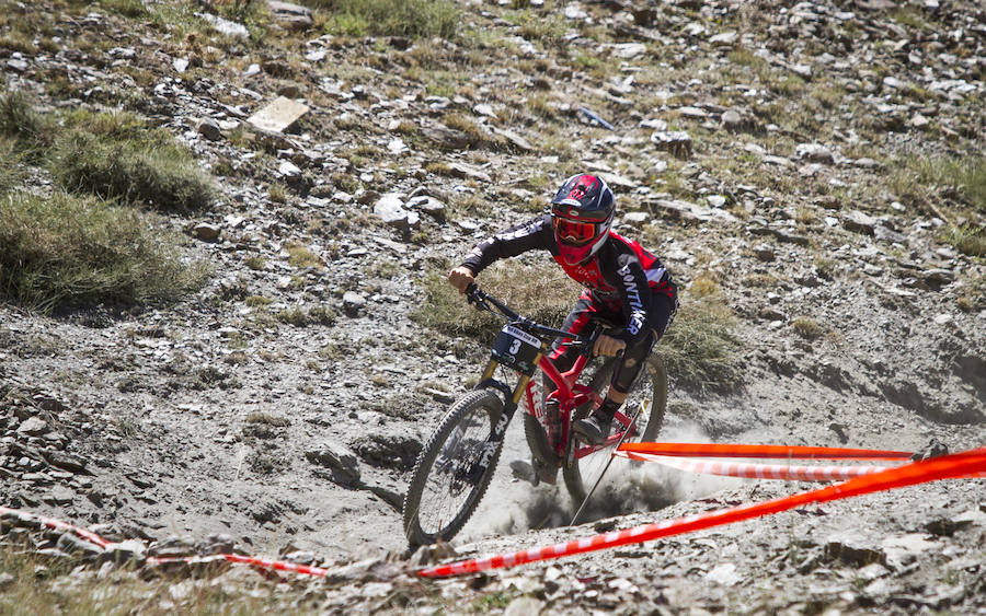 El piloto motrileño, que este año ha disputado dos descensos de Copa del Mundo, se sube a lo más alto del podio del Descenso MTB Bull Bikes junto a Moisés Navarrete y Carlos Haro. Zoe Zamora repite el triunfo del año pasado por delante de su hermana Kira y de Violeta Benítez