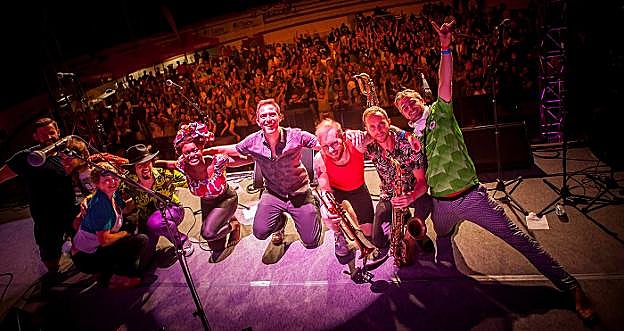 London Afrobeat Collective, tras su actuación en el escenario de la plaza de toros de Torres.