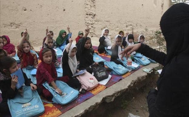 Un grupo de niñas recibiendo clase en Kunduz (Afganistán).