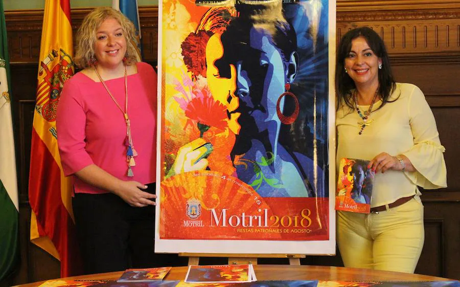 La alcaldesa de Motril Flor Almón y la teniente alcalde de Fiestas, Alicia Crespo con el cartel. 