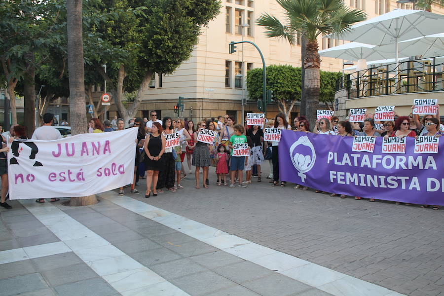 Las vacaciones de verano afectan a la movilización para pedir «justicia» para esta granadina condenada a cinco años de cárcel y seis sin sus hijos