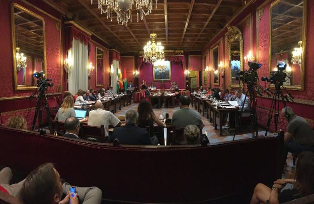 El alcalde, Francisco Cuenca, interviene en el salón de plenos durante el debate sobre el estado de la ciudad. 